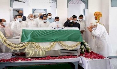 कल्याण सिंह के अंतिम दर्शन में तिरंगे के ऊपर दिखा बीजेपी का झंडा