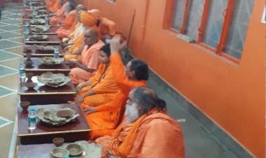 नरेंद्र गिरि की षोडशी:देशभर से आए साधु-संतों ने नरेंद्र गिरि को अर्पित किए श्रद्धासुमन, ग्रहण किया षोडसी का भोजन, सभी संत-महात्माओं को दिया गया दान-दक्षिणा